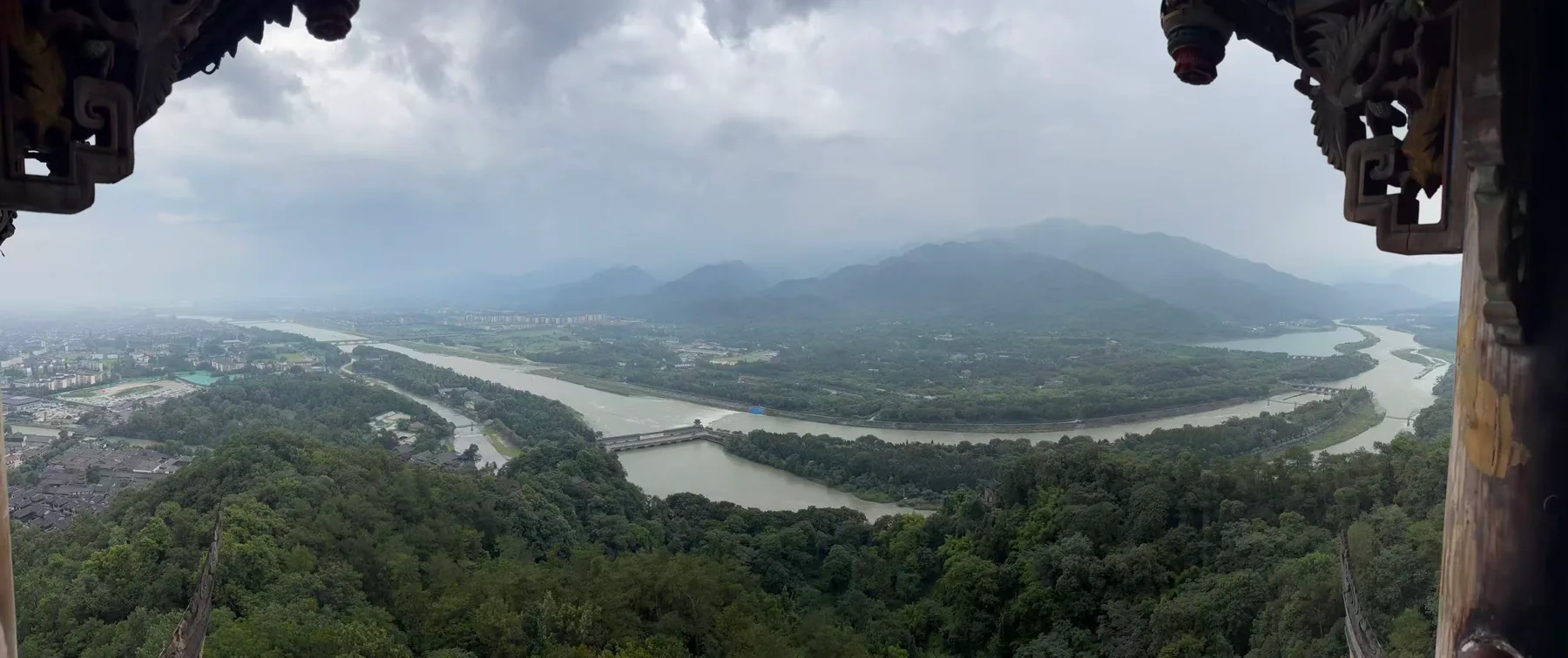 从高处俯瞰都江堰，江水绕着山和城市分流。